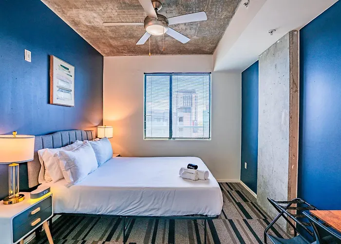 Stylish 1bd - Downtown - Gym, Pool, Parking Apartment *