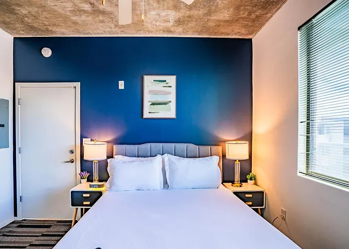 Stylish 1bd - Downtown - Gym, Pool, Parking *
