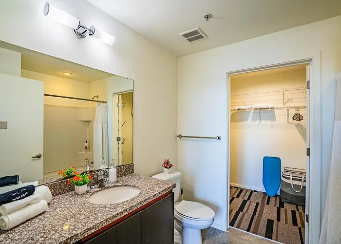 Stylish 1bd - Downtown - Gym, Pool, Parking Apartment *