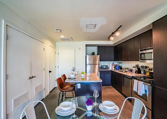 Stylish 1bd - Downtown - Gym, Pool, Parking Apartment *