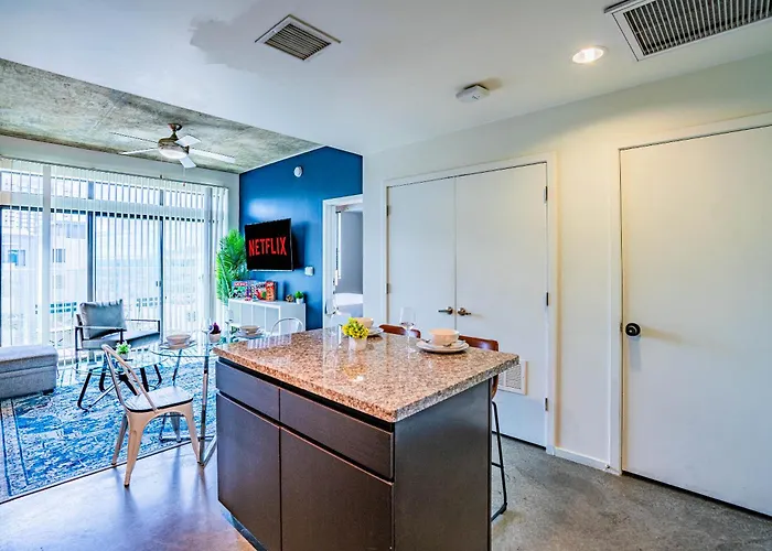 Stylish 1bd - Downtown - Gym, Pool, Parking *