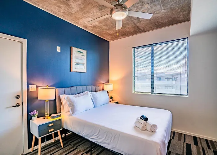 Stylish 1bd - Downtown - Gym, Pool, Parking Apartment *