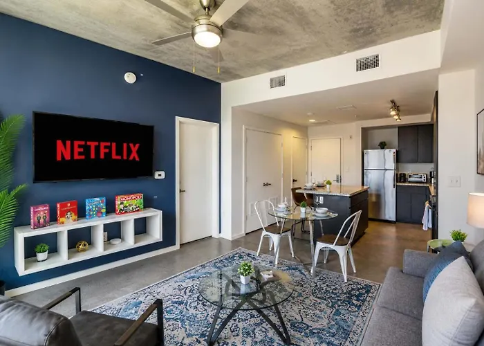 Stylish 1bd - Downtown - Gym, Pool, Parking Apartment *