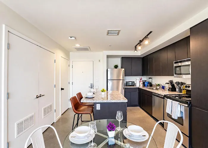Stylish 1bd - Downtown - Gym, Pool, Parking Apartment *